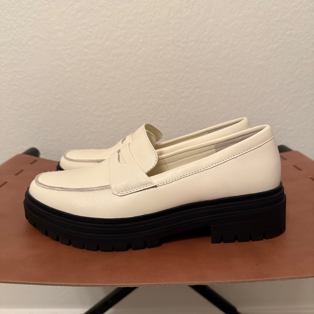 Quince| EUC Women’s Size 7 Cream Loafers with Black Soles - Picture 8 of 14